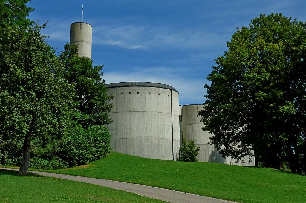 Untermarchtal an der Donau, das ist keine Siloanlage im lndlichen Oberschwaben, sondern ein Kirchenneubau von 1970, die Mutterhauskirche St.Vinzenz des Klosters Untermarchtal, Aug.2012