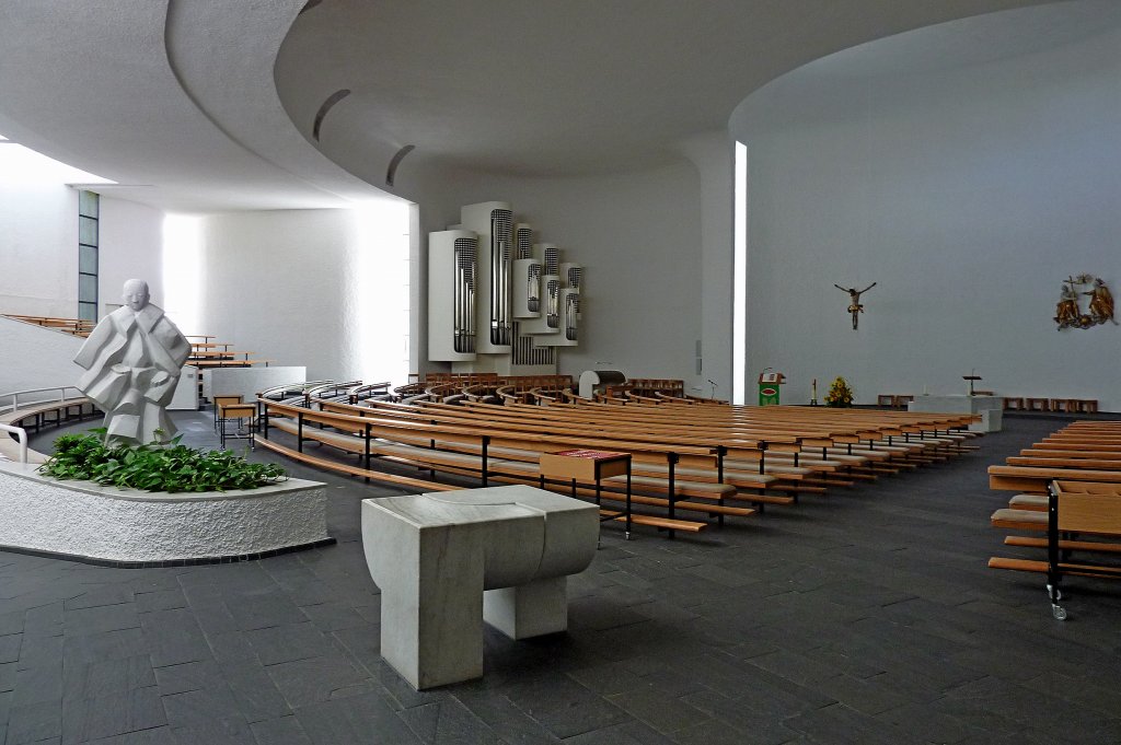 Untermarchtal, nach dem eher untypischen Kircheneingang empfngt den Besucher ein grozgiger, angenehmer Innenraum in der St.Vinzenz-Kirche, Architekt war der Schweizer Hermann Baur, bekannt fr weitere moderne Kirchenbauten, Aug.2012