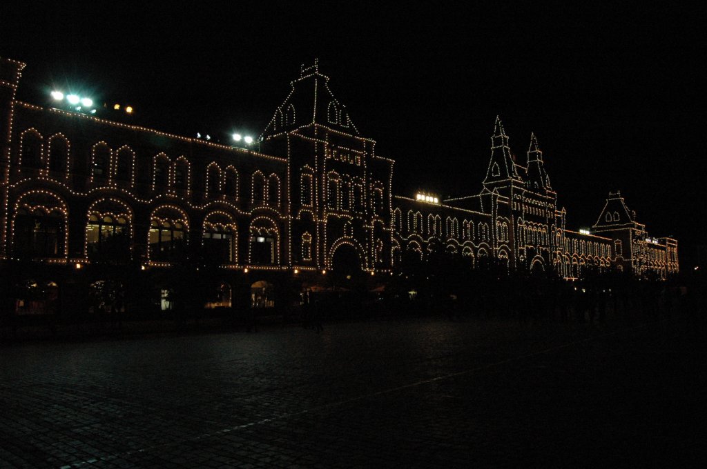 Unweit vom Kreml auf dem Roten Platz das bermte und grte Kaufhaus GUM in Moskau bei Nacht. Aufgenommen am 10.09.2010.