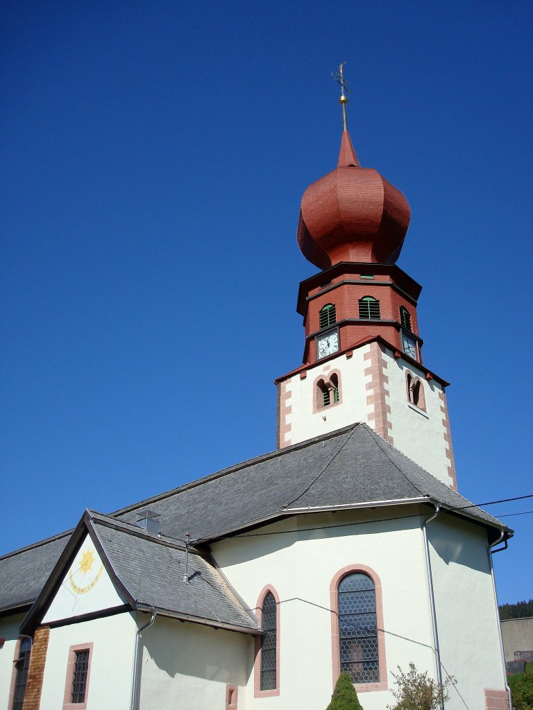 Urach im Schwarzwald, mit den typischen Holzschindeln gedeckter Zwiebelturm der Dorfkirche, Okt.2009