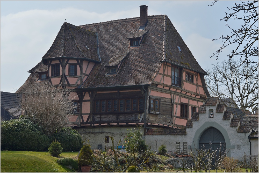 <U>Reichenau</U>, gegenüber dem Münster gibt es ebenso altertümliche Architektur, die einen fast ins Mittelalter versetzt. Gesehen im April 2013.