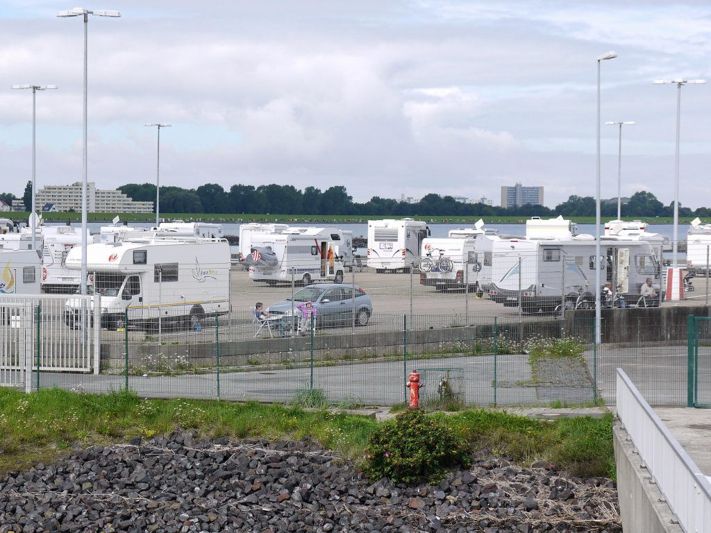 Urlaub hinter hohen Gitterzunen und ringsum Beton !?! ; Nordseebad Cuxhaven, Caravanplatz; 13.08.2011
