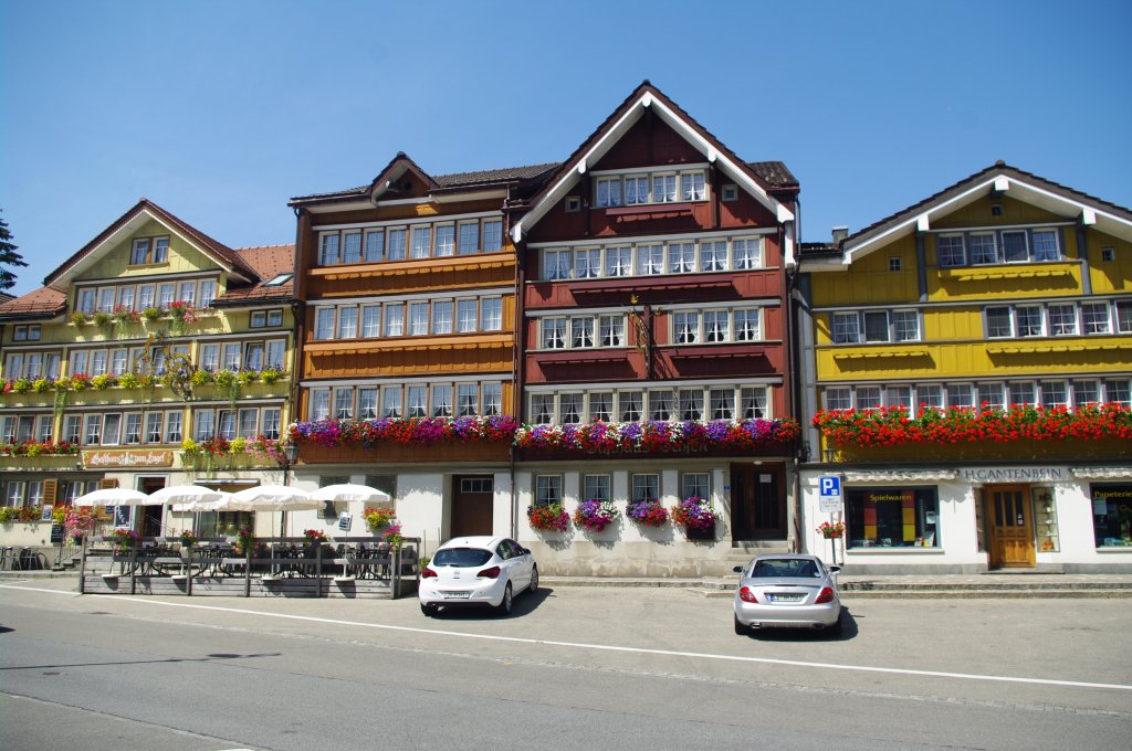 Urnsch, Dorfplatz mit Gasthaus zum Engel, Gasthof zum Ochsen und 
Ortsmuseum, Kanton Appenzell (21.08.2011)