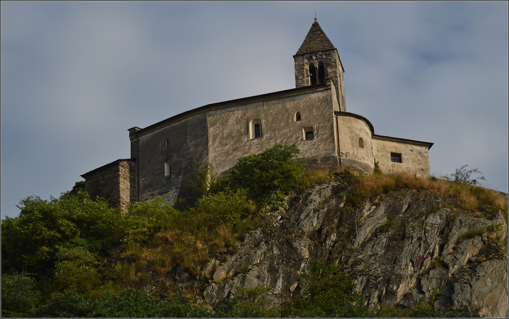 <U>Santa Perpetua</U> aus dem 11. Jahrhundert thront ber dem Wallfahrtszentrum von Tirano. Im Juli 2013.