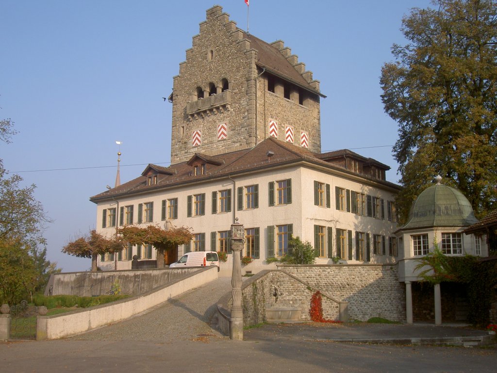 Uster, Schloss, erbaut von 1751 bis 1752, Turm aus dem 11. Jahrhundert (11.10.2010)