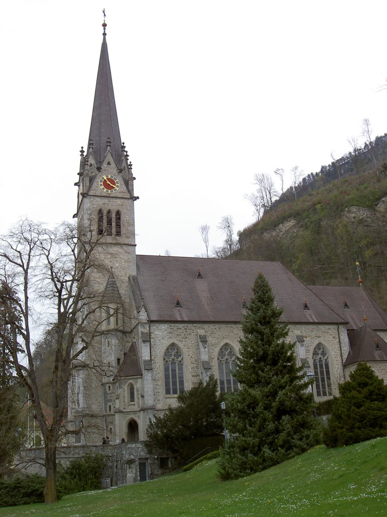 Vaduz, Kathedrale St. Florin, erbaut von 1868 bis 1873 im neugotischen Stil 
(09.04.2012)