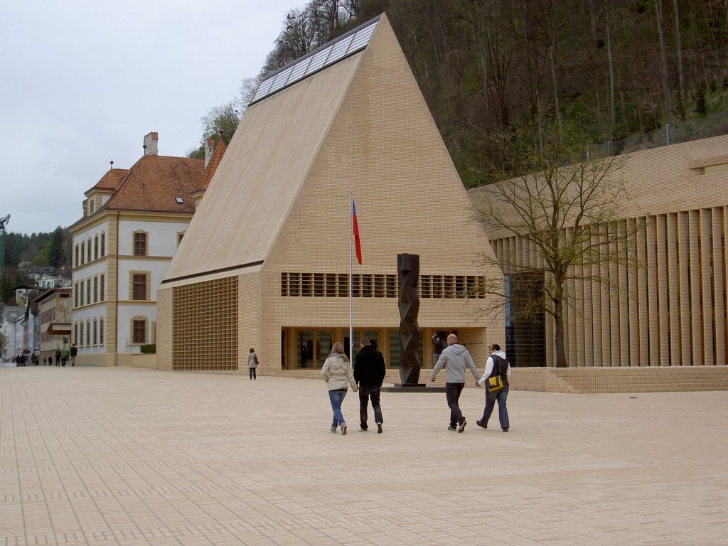 Vaduz, Landtagsgebude am Peter Kaiser Platz, erffnet 2008, Architekt Hansjrg Gritz (09.04.2012)