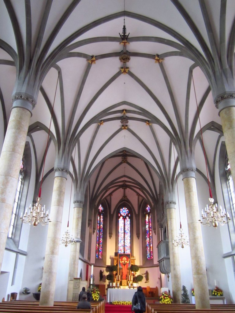 Vaduz, neugotischer Innenraum der St. Florin Kathedrale (09.04.2012)