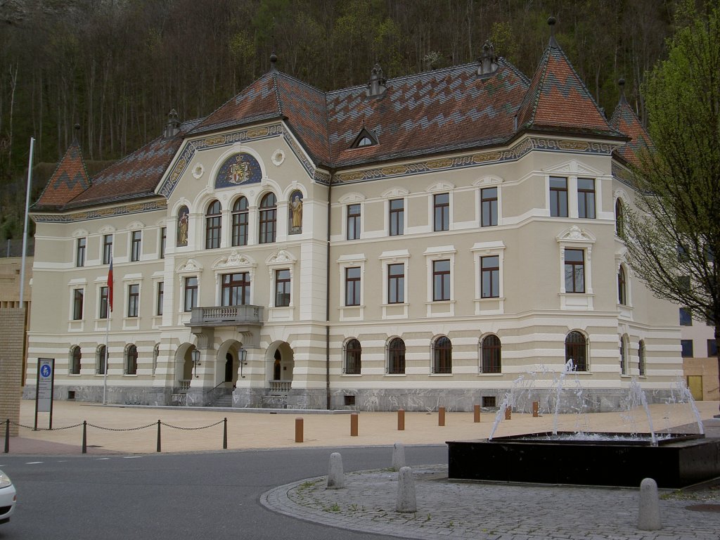 Vaduz, Regierungsgebude, erbaut von 1903 bis 1905 im neubarocken Stil (09.04.2012)