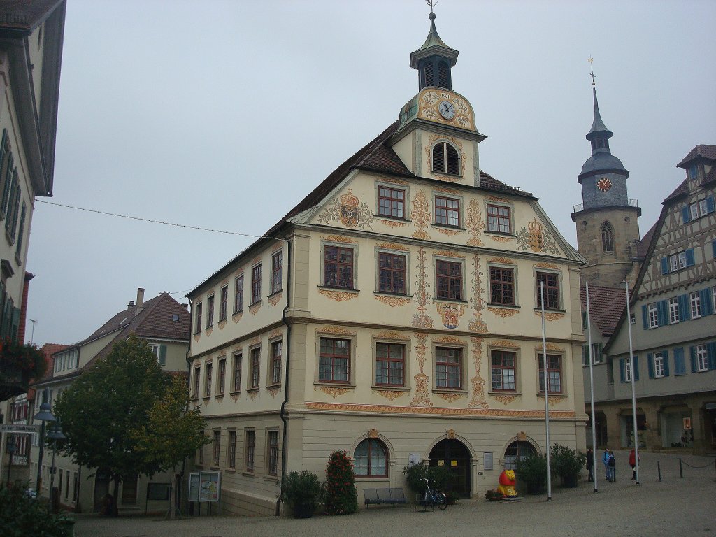 Vaihingen an der Enz, das Rathaus von 1720 mit Fassadenmalerei am Marktplatz, dahinter die evang.Stadtkirche, Okt.2010