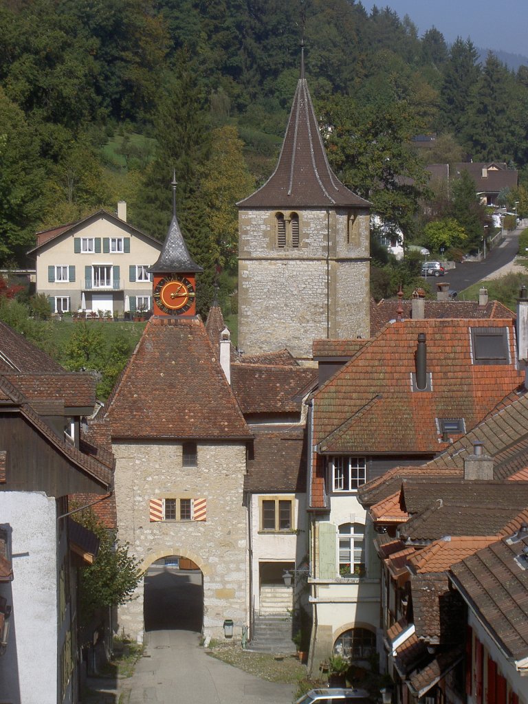 Valangin, Stadttor und Stiftskirche, erbaut im 15. Jahrhundert, Kanton 
Neuenburg (01.10.2011)