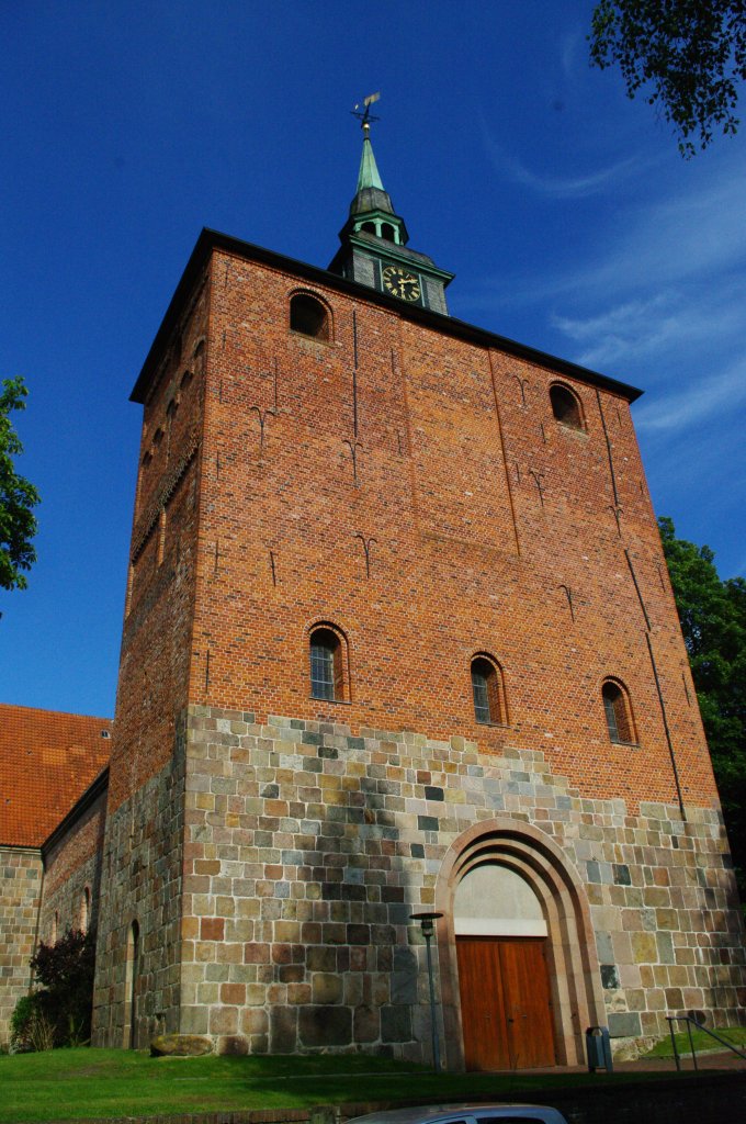 Varel, Schlokirche, erbaut ab 1144, mit Mnstermann Altar von 1634, 
Kreis Friesland (25.05.2011)