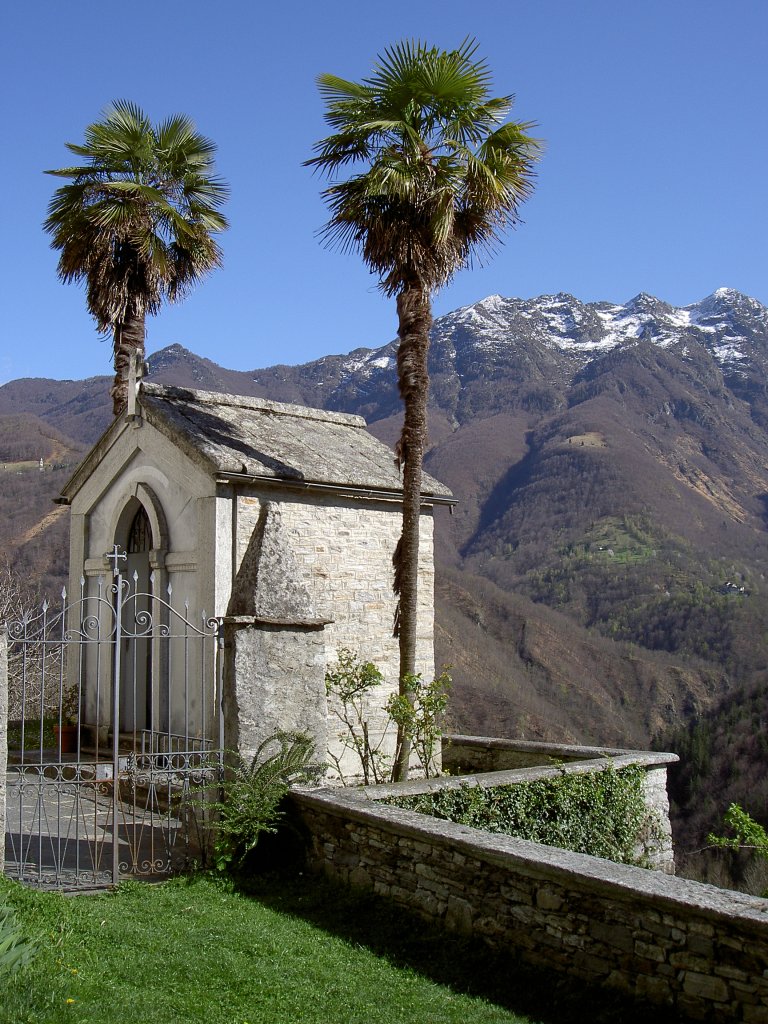 Verdasio, Beinhaus auf den Friedhof (08.04.2012)