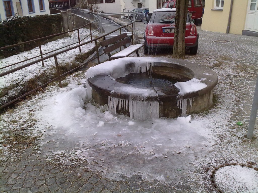 Vereister Brunnen am Nubichl in Kraiburg