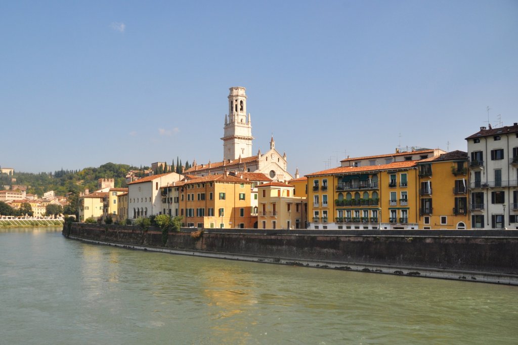 VERONA (Provinz Verona), 28.09.2011, Blick von der Ponte Giuseppe Garibaldi �ber die Etsch auf den Turm des Doms