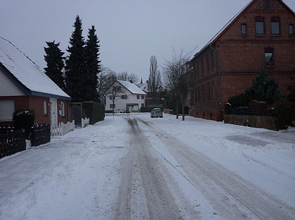 Verschneide Strae im Lehrte, am 05.12.10.