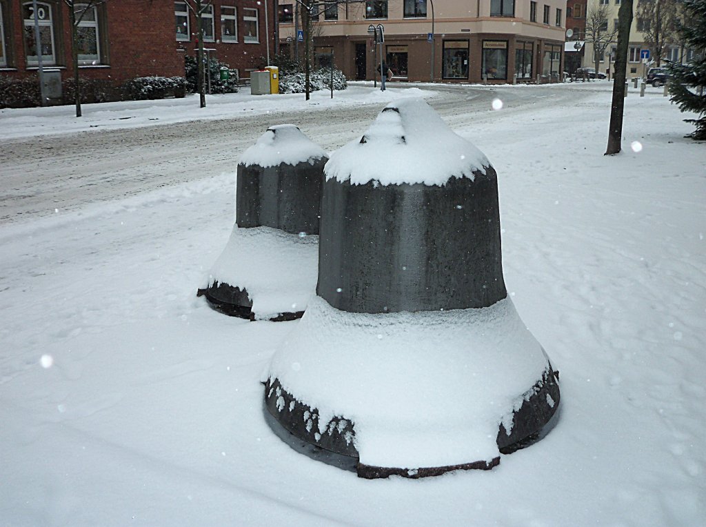 Verschneite Glocken der Matthuskirche, am 02.12.2010 im Lehrte.