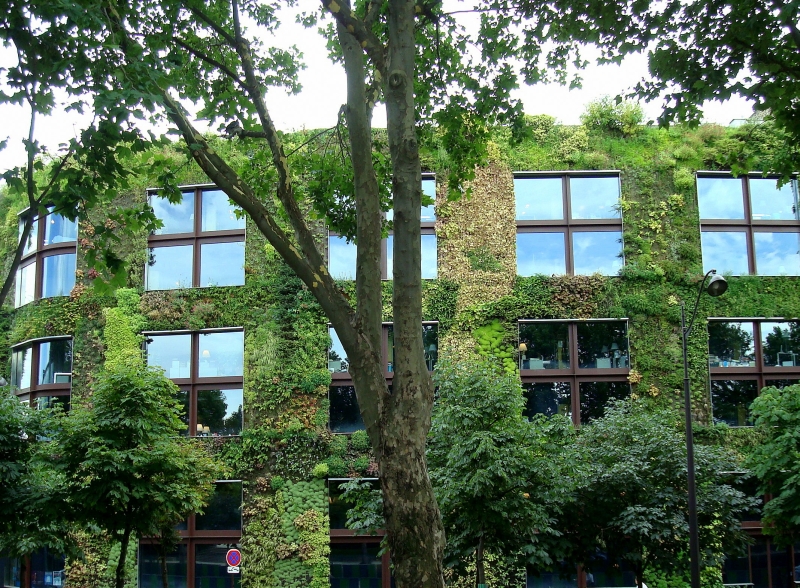 Verwaltungsgebude des  Muse du Quai Branly . Das Museum am Seine-Ufer im 7. Pariser Arrondissement wurde entworfen von dem Star-Architekten Jean Nouvel und beherbergt eine Sammlung auereuropischer Kunst. 13.7.2009