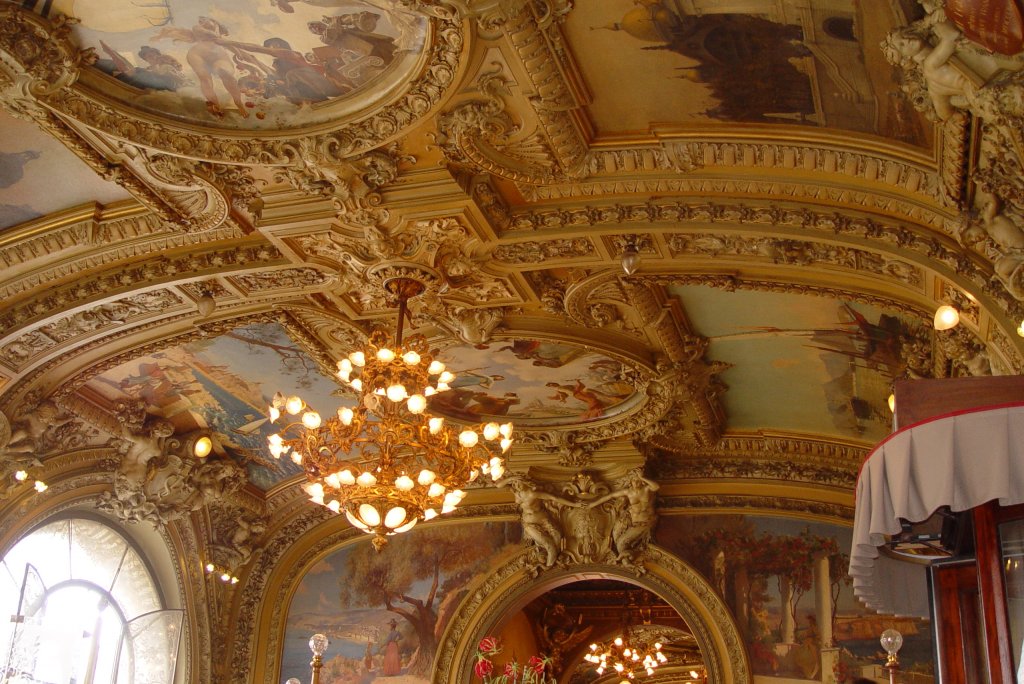 Viel vergoldete Stukkaturen und Skulpturen schmcken das Restaurant  Le Train Bleu , in dem tglich ca. 500 Mahlzeiten serviert werden. Am frhen Morgen ist das Restaurant noch fast menschenleer und der Fotograf kann in aller Ruhe seine Fotos machen, ohne dabei Gste zu stren. (18.07.2009)