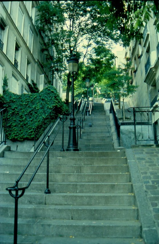 Viele Treppen fhren hinauf auf den Montmartre-Hgel (Dia aus dem Jahr 1992)
