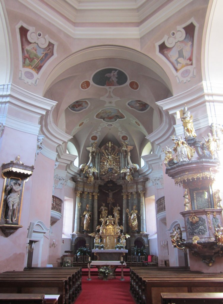 Villach, Heiligenkreuzkirche, Hochaltar mit Kreuzigungsgruppe, Fresken von Fritz Frhlich (18.05.2013)