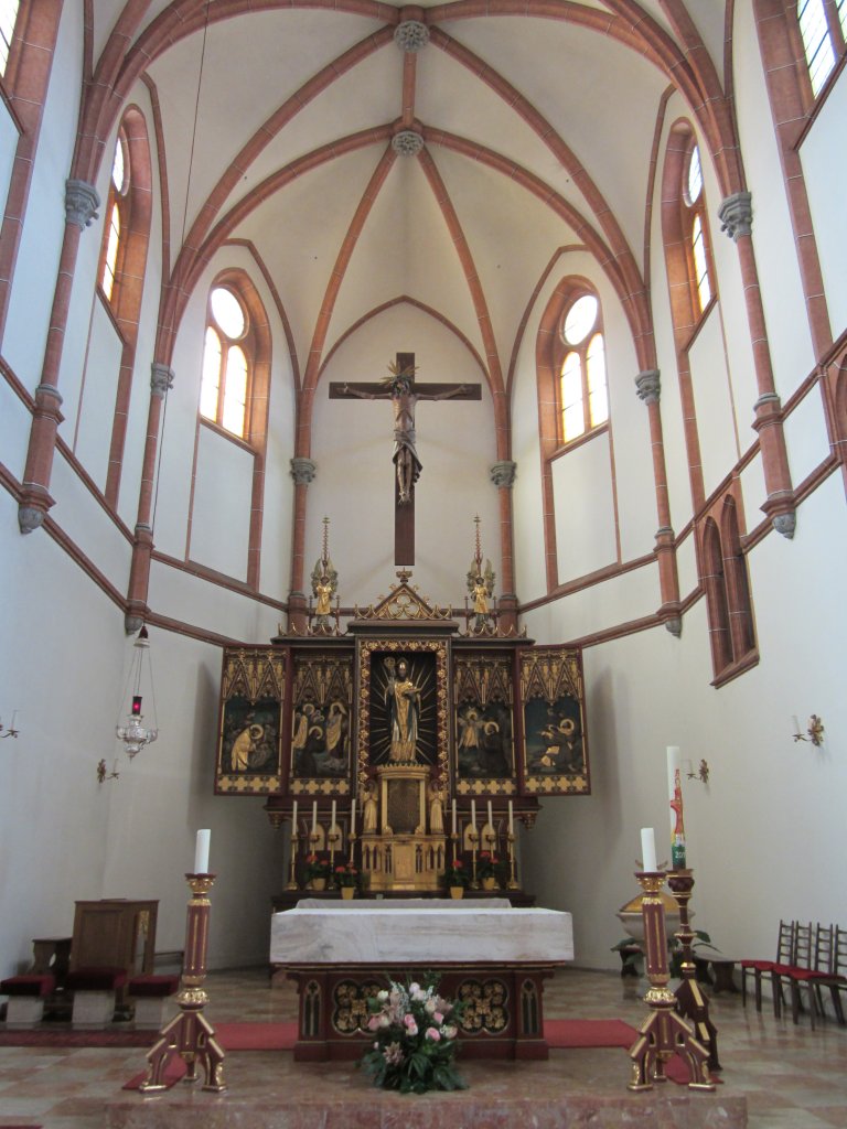 Villach, Nikolaikirche, neugotisch, erbaut von 1892 bis 1893, Hauptaltar von 1896 
(18.05.2013)