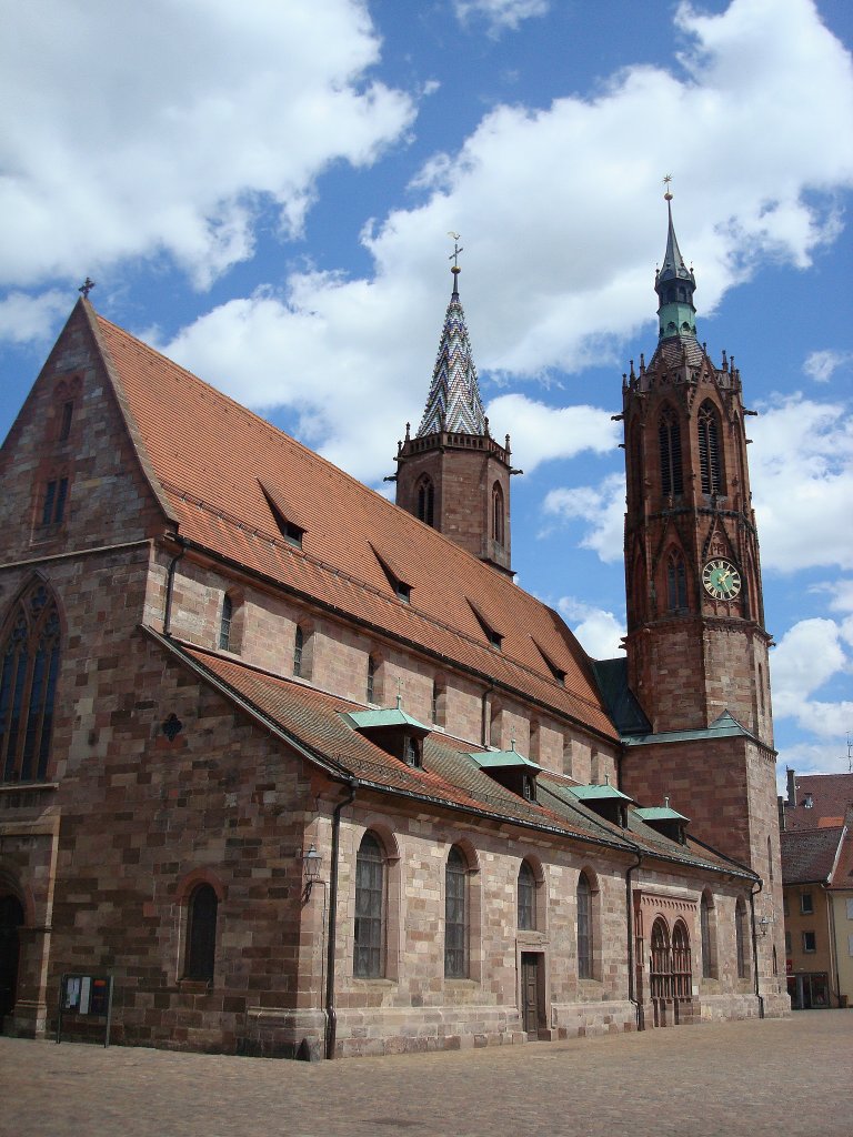 Villingen im Schwarzwald, das Mnster ist die kathlische Hauptkirche, 
1130 romanisch begonnen, 1284 gotisch vollendet, die zwei 50m hohen Trme stammen aus dem 15./16.Jahrhundert, mit 51 Glocken befindet sich hier eins der grten Glockenspiele in Sddeutschland, Aug.2010