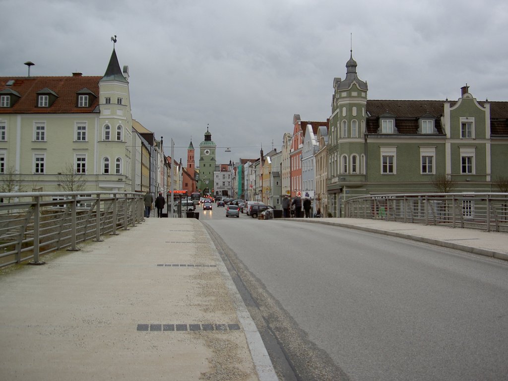 Vilsbiburg, Ausblick von der Vilsbrcke auf den Stadtplatz mit Rathaus und Torturm
(02.02.2013)