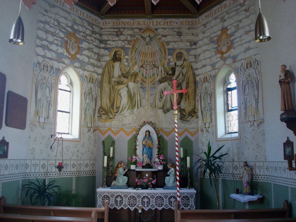 Vllkofen in Oberschwaben, der Innenraum der Kapelle mit dem groen Wandgemlde  Heilige Dreifaltigkeit krnt Maria , Aug.2010