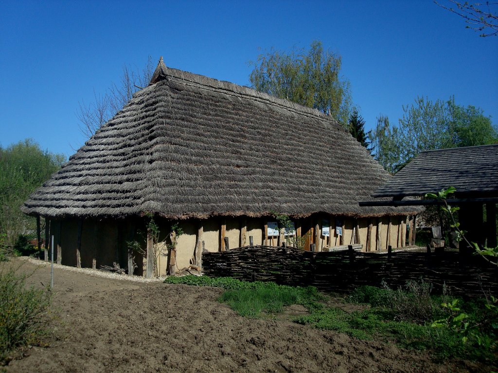 Vrstetten im LK Emmendingen, das Alamannenmuseum, das archologische Museum wurde 2009 erffnet, hier die Rekonstruktion eines Wohnstallhauses, April 2011