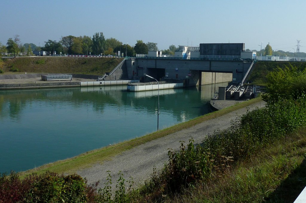 Vogelgrn im Elsa, die Rheinschleuse an der Staustufe berwindet 12m Hhe, wurde 1959 errichtet, Sept.2011