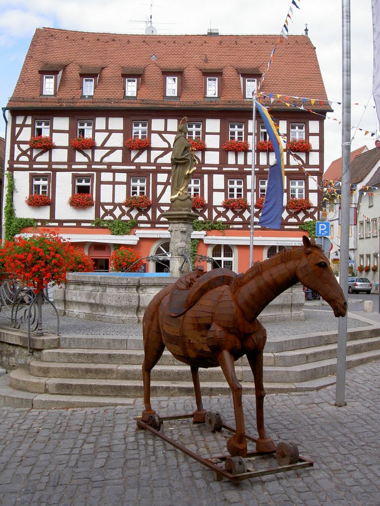 Volkach, Marktplatz mit Madonnenbrunnen und Hotel Behringer, Landkreis Kitzingen 
(11.09.2007)