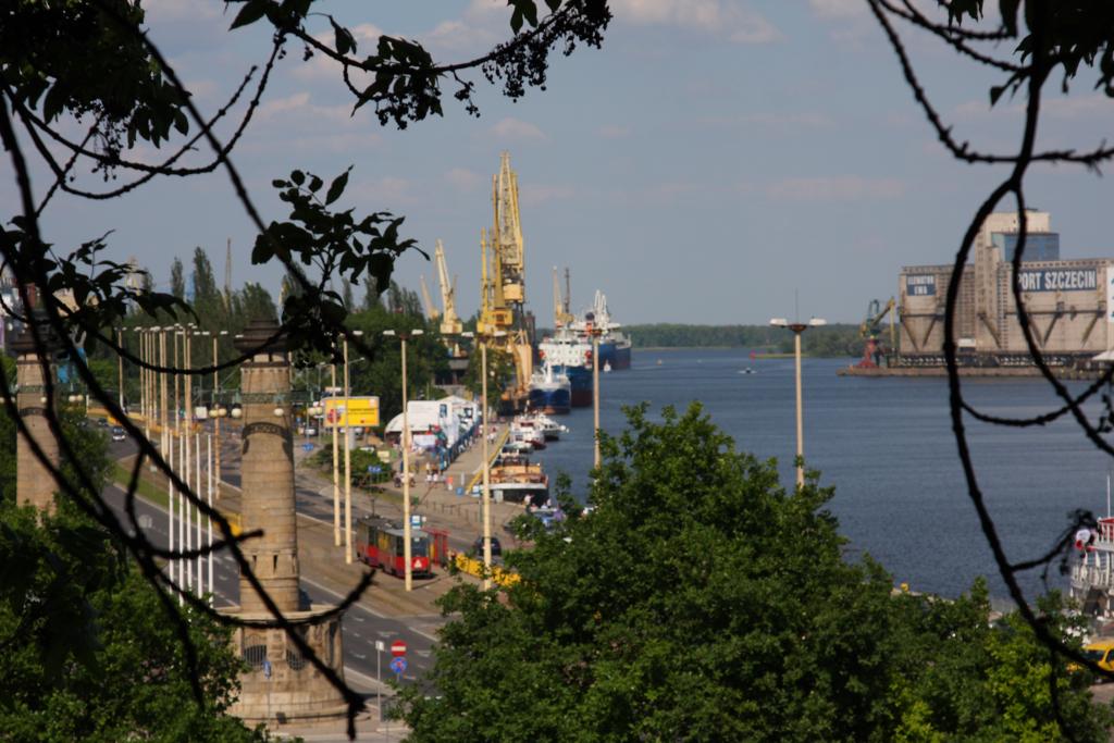 Vom Garten Restaurant Columbus aus hat man diesen schnen Blick auf die
Hafeneinfahrt von Stettin hier am 20.05.2012.