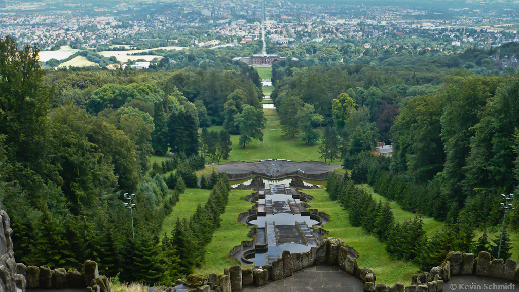 Vom  Herkules  weit oberhalb von Kassel blickt man die Kaskaden hinab zum Schloss Wilhelmshhe. Allein zwischen diesen beiden Bauwerken berwindet man einen Hhenunterschied von ca. 240 Metern. Sie sind Teil des grten Bergparks in Europa, dem <a href= http://www.wilhelmshoehe.de/start.cfm >Bergpark Wilhelmshhe</a>. Die Stadt Kassel ist vom Schloss aus noch einmal ca. 120 Meter tiefer gelegen. (25.07.2009)