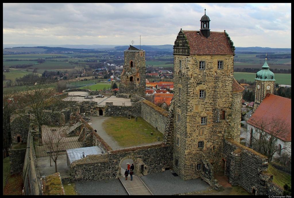 Vom Johannisturm hat man einen schnen Blick auf den hinteren Teil der Burg Stolpen mit dem Seigerturm und dem Siebenspitzenturm. Rechts ist die Stadtkirche von Stolpen erkennbar. (29.12.2011)