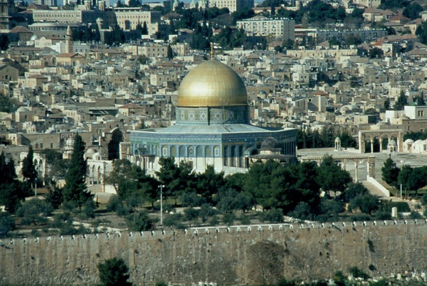 Vom lberg aus ffnet sich ein weiter Blick auf Jerusalems Altstadt und den Felsendom. Dezember 1984