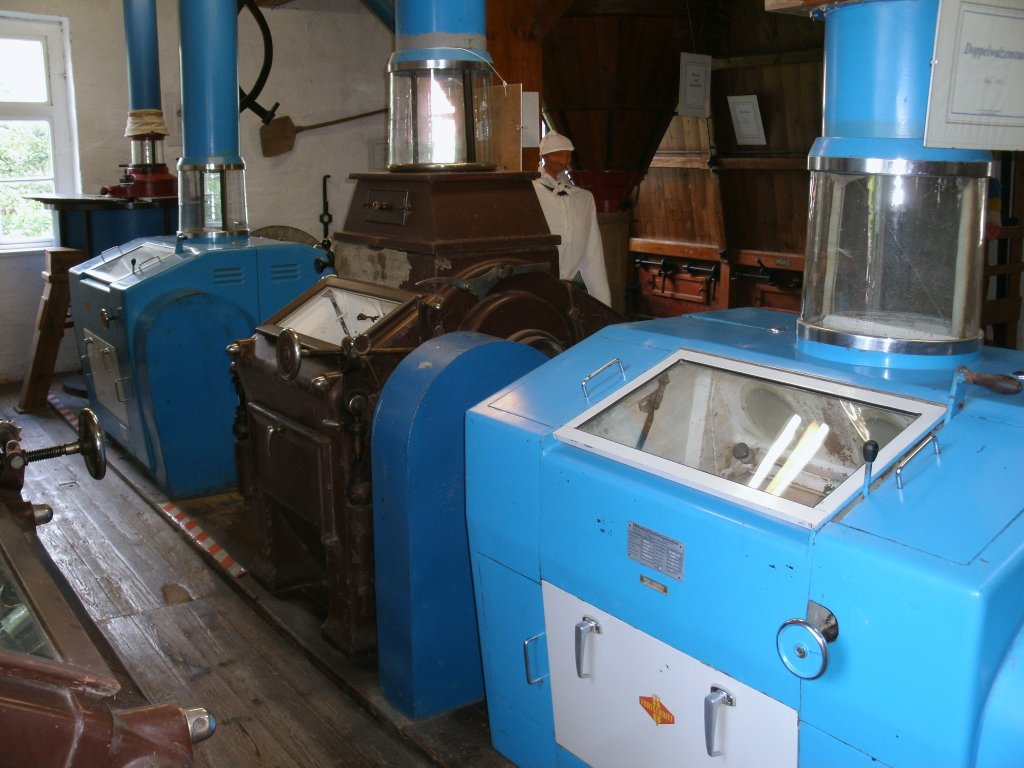 Von 1946 bis 1992 wurde in der Motormhle Patzig Getreide in diesen Mahlsthlen gemahlen.Die blauen Mahlsthle sind die Nachfolgemodelle von den ebenfalls zuerkennen braunen Mahlsthlen.Aufnahme vom 27.August 2012.