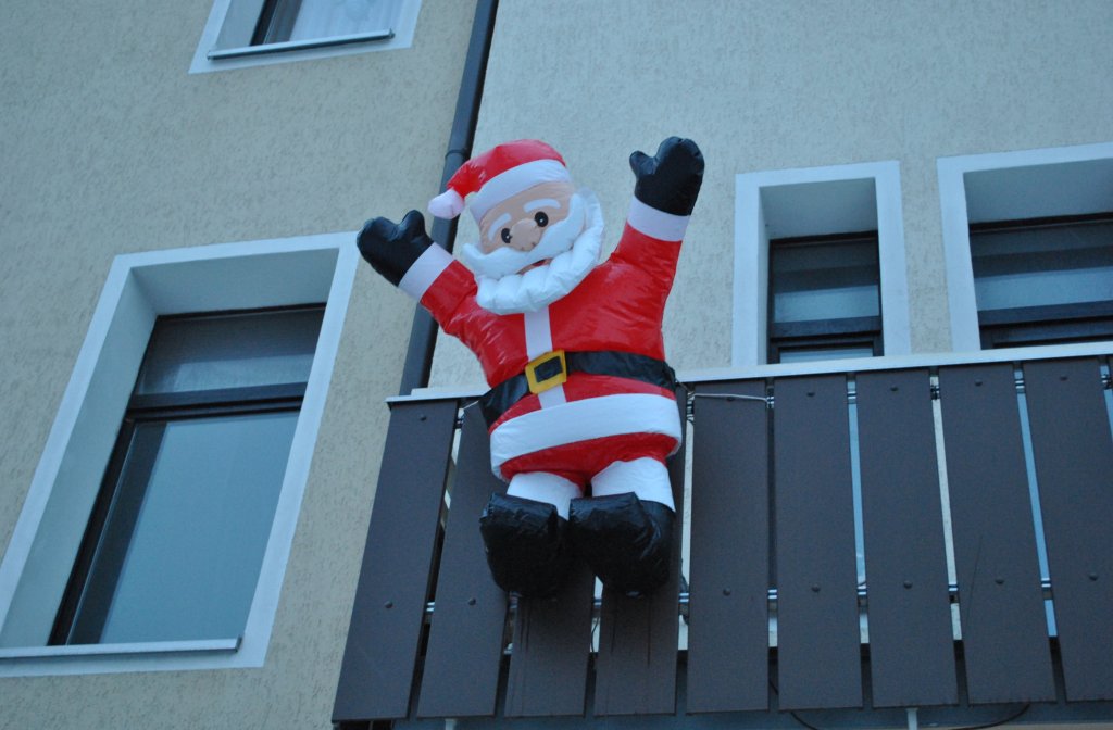 Von einen Balkon grt der Weihnachtsman,  im Lehrte am 05.12.10.