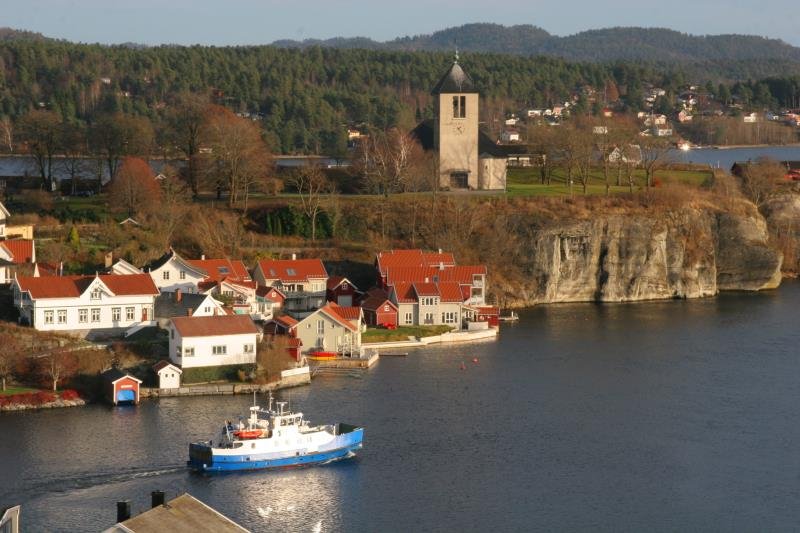 Von der Frierfjordbrua hat man einen schnen Blick auf Brevik. Mit der Fhre werden die Orte auf den vorgelagerten Inseln der Skagrakkste versorgt; 21.11.2009