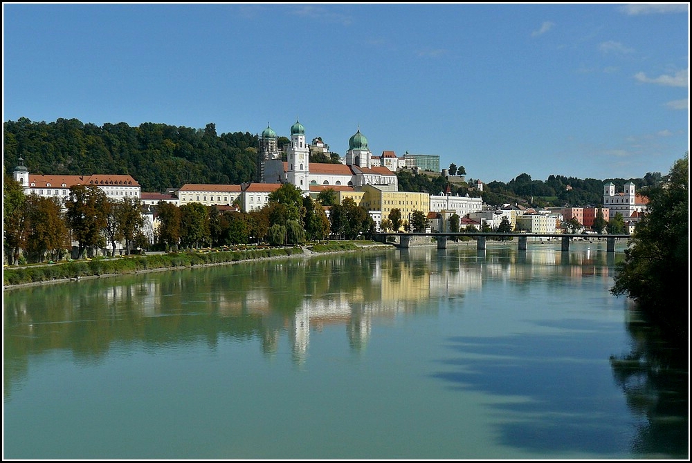 Von der Fugngerbrcke ber den Inn, hat man eine schne Aussicht auf die Altstadt von Passau. Der Dom St. Stephan ist auf der hchsten Erhebung der Altstadt zwischen den Flssen Inn und Donau, 13 m ber der Donau und 303 m ber dem Meer, erbaut worden. Der heutige etwa 100 m lange barocke Bau entstand von 1668 bis 1693 nach einem Brand im Jahr 1662. 16.09.2010 (Hans)