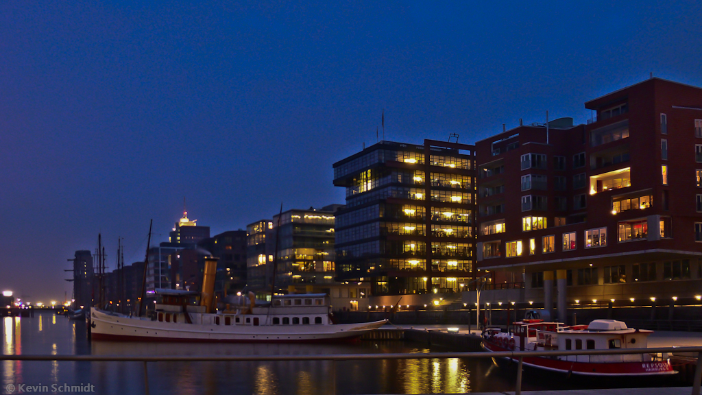 Von den Magellanterrassen aus bietet sich dieses Bild des Hamburger Traditionsschiffhafens, dem Sandtorhafen, und der modernen Bebauung der HafenCity. (17.02.2013)