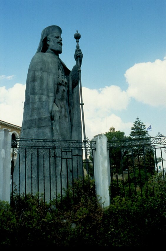 Vor dem Palast des Erzbischofs in Nikosia steht die Statue von Erzbischof Makarios III. (November 1996)