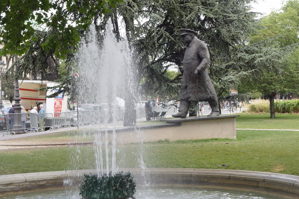 Vor dem Petit Palais marschiert Sir Winston Churchill. (15.07.2009)