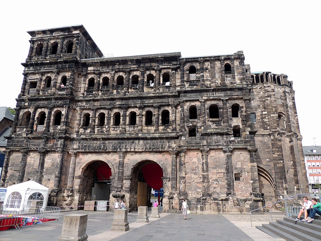 vor den Pforten der Porta-Nigra (besterhaltenes rmisches Stadttor Deutschlands.) in TRIER;120824