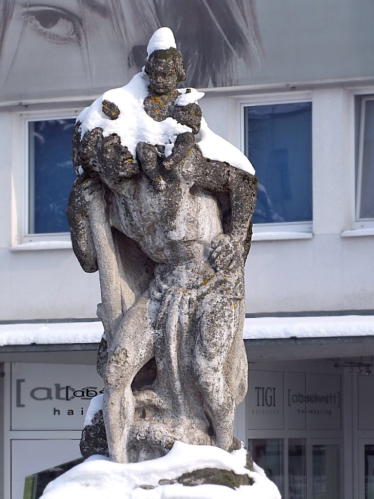  Wachsames-Auge  auf den schneebedeckten Hl.Christophorus mit dem Jesukind, welcher sich auf der Brcke ber die Oberach in Ried i.I. befindet;100213