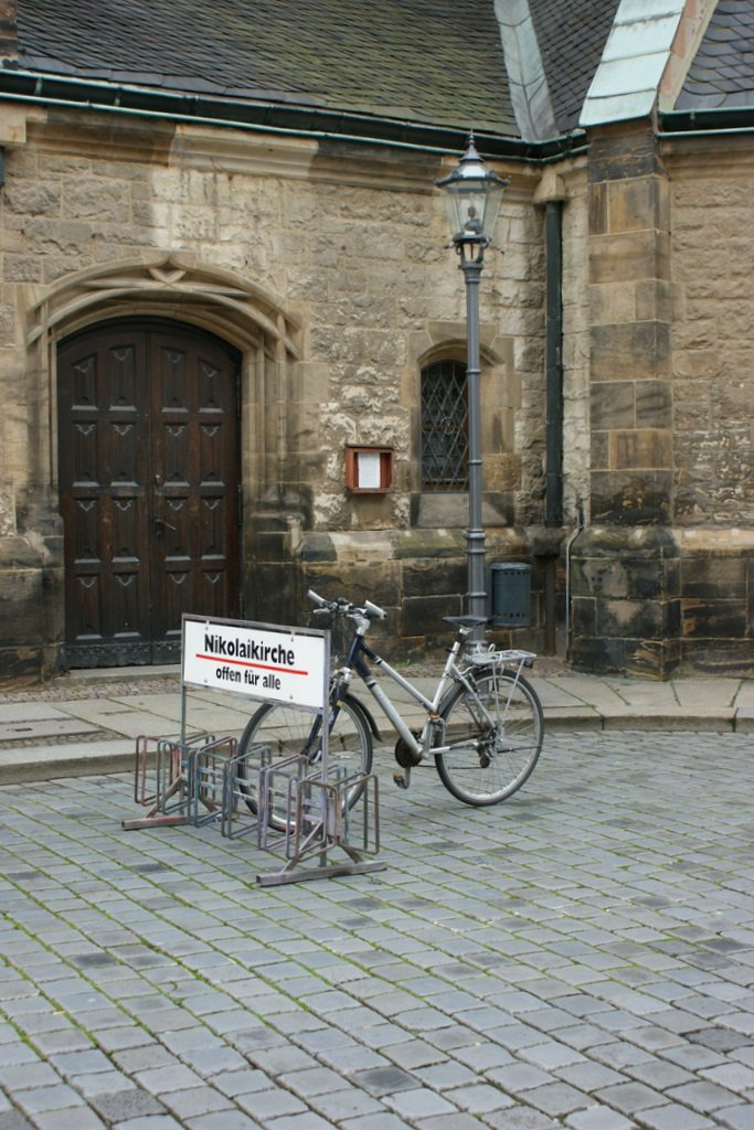 Whrend in Berlin der 20jhrige Mauerfall gefeiert wird, herrscht auf dem Platz rund um die Nikoleikirche in Leipzig idyllische Ruhe.  
(09.November 2009)