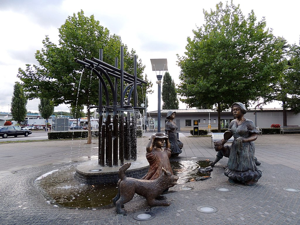 Wäschfraa-Brunnen (Waschfrauen-Brunnen)plätschert in der Stadt Remich; 120825