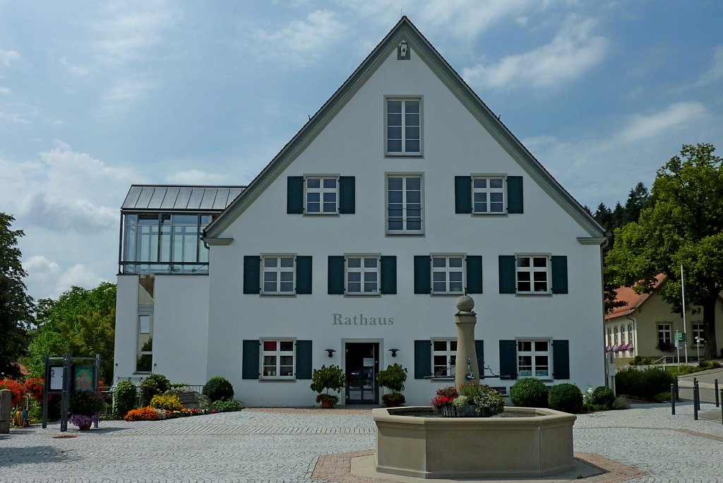 Waldburg, das Rathaus des 3000 Einwohner zhlenden Erholungsortes an der Grenze zum Westallgu, Aug.2012