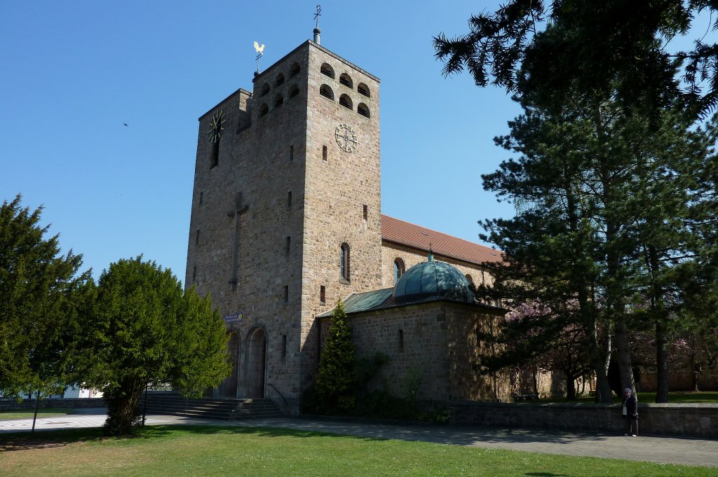 Waldfischbach-Burgalben im Pflzerwald, die katholische Pfarrkirche, im romanischen Stil 1929-30 erbaut, April 2011