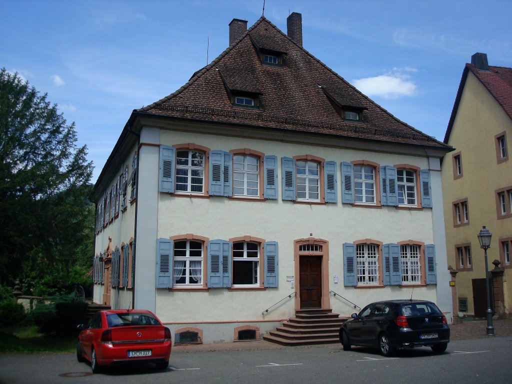 Waldkirch, die Dekanei von 1770, Wohn-und Verwaltungsitz der Kapitelvorstnde des Chorherrenstifts, heute Pfarramt, Juni 2010 